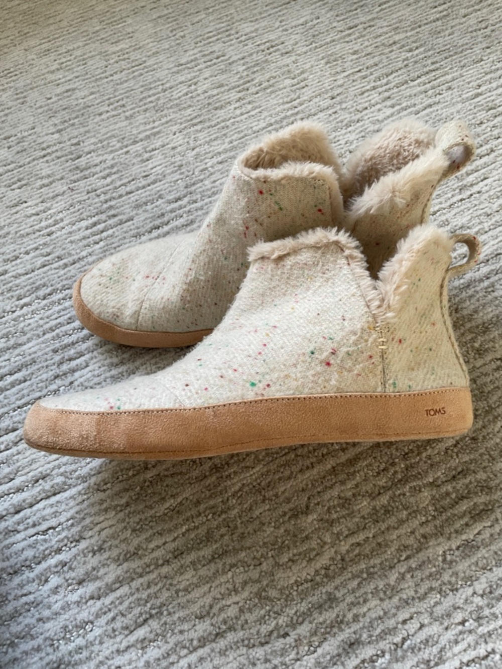 Toms Cream Speckled Fleece-Lined Ankle Slippers with Tan Suede Trim Size 9 - Picture 2 of 4